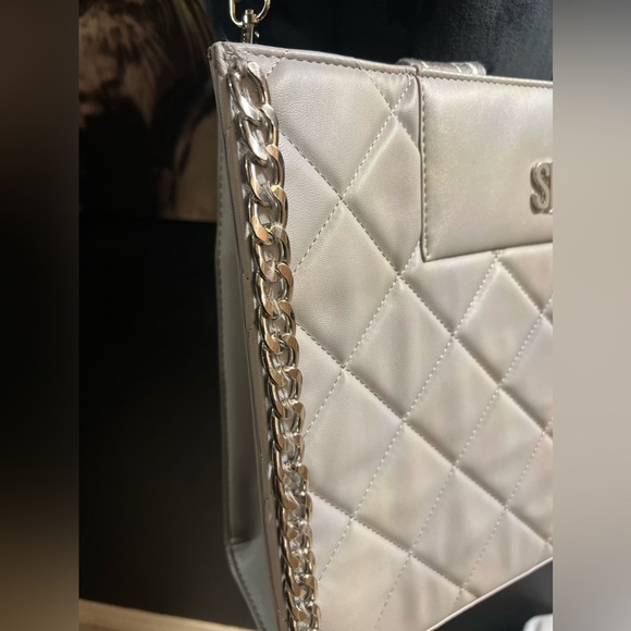 🖤🖤NWT-STEVE MADDEN Gray Faux Leather
Quilted Large Shoulder Bag🖤🖤 - Picture 2 of 12